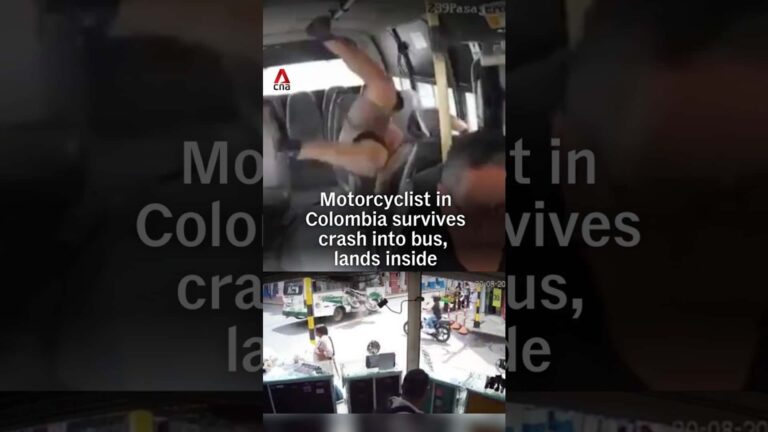 Мотоцикліст злетів у відчинені двері автобуса, отримавши неочікувану поїздку 3