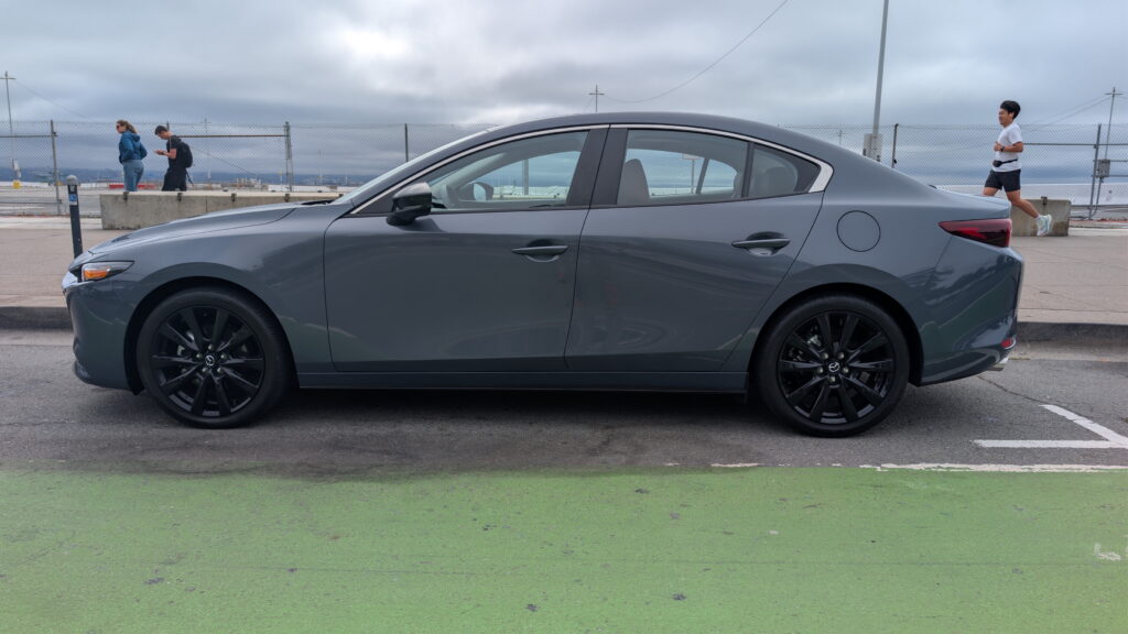 Mazda3 2026: Седан, що доводить актуальність компактних авто 2