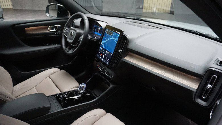Оновлений Volvo XC40 2028: витончений дизайн та розумніший салон 3