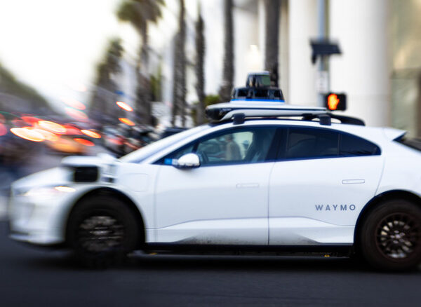 Збирачі сміття з автопарку Waymo: боротьба з блювотиною та фекаліями