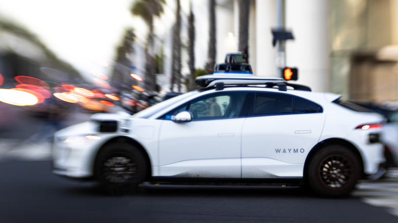 Збирачі сміття з автопарку Waymo: боротьба з блювотиною та фекаліями