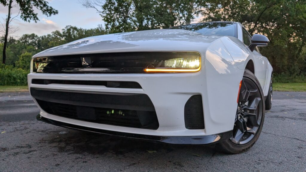 Dodge Charger R/T: вражаючий маслкар, що руйнує стереотипи 10 Dodge Charger R/T: вражаючий маслкар, що руйнує стереотипи 10