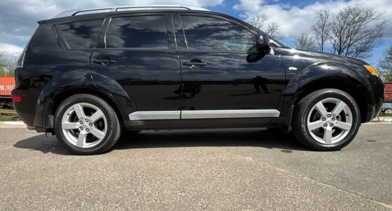 Mitsubishi Outlander 2008 з мінімальним пробігом продають в Україні: скільки коштує 6