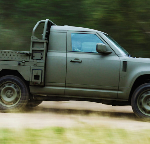 Defender заступає на службу, JLR прагне отримати оборонні контракти
