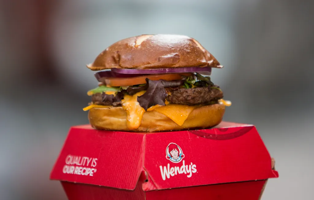 Святкуємо День чизбургера: знижки та безкоштовні пропозиції від McDonald’s, Burger King, Wendy’s та інших 4