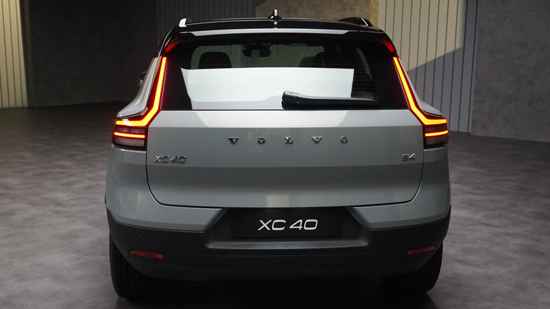 Оновлений Volvo XC40 2028: витончений дизайн та розумніший салон 4