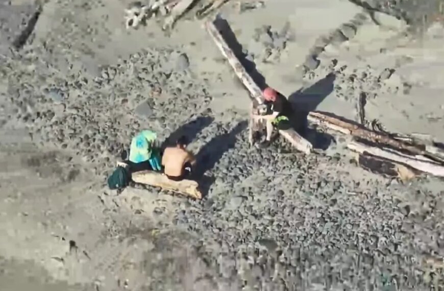 Бомба Новини 44 Туристи застрягли на відлюдному пляжі Орегону через спробу зробити “драматичне” фото