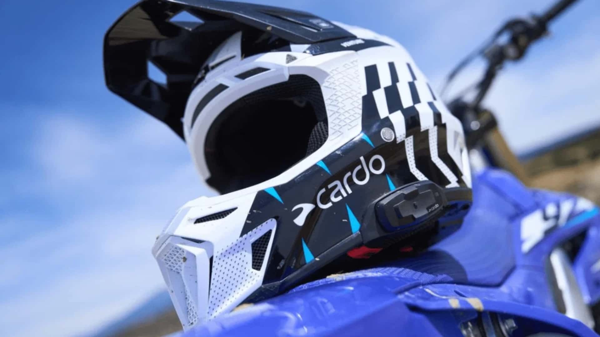 Cardo презентує перший у світі MX-шолом з інтегрованим Mesh-зв'язком 1 Шолом Cardo Venture