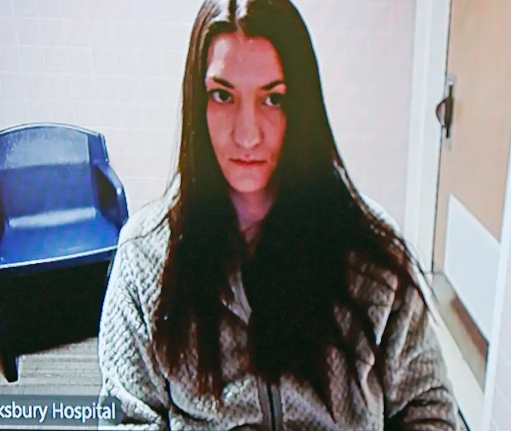 Ліндсі Кленсі залишиться в психлікарні після недійсного вердикту 3