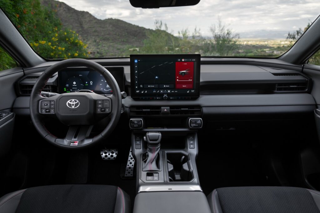 Toyota RAV4: ажіотаж довкола популярного кросовера сягає рівня суперкарів 2 Toyota RAV4: ажіотаж довкола популярного кросовера сягає рівня суперкарів 2