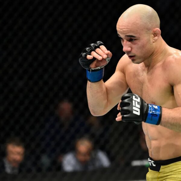 Ексбоєць UFC, ставши поліцейським, жорстко побив водія під час небезпечної зупинки