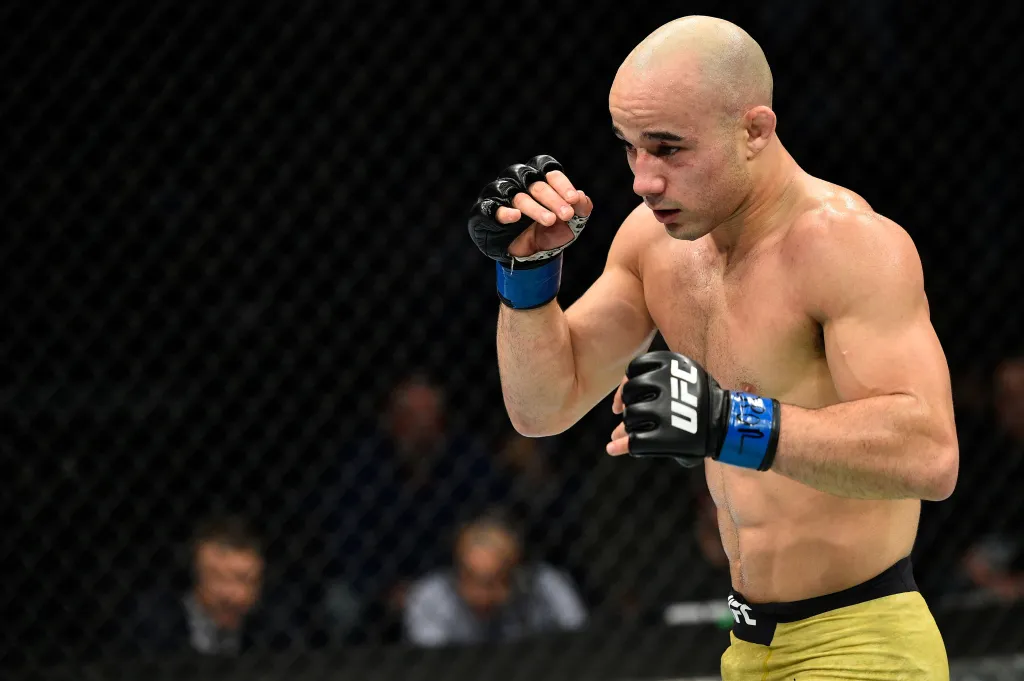 Ексбоєць UFC, ставши поліцейським, жорстко побив водія під час небезпечної зупинки 1