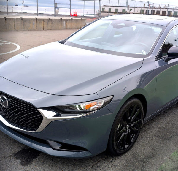 Mazda3 2026: Седан, що доводить актуальність компактних авто