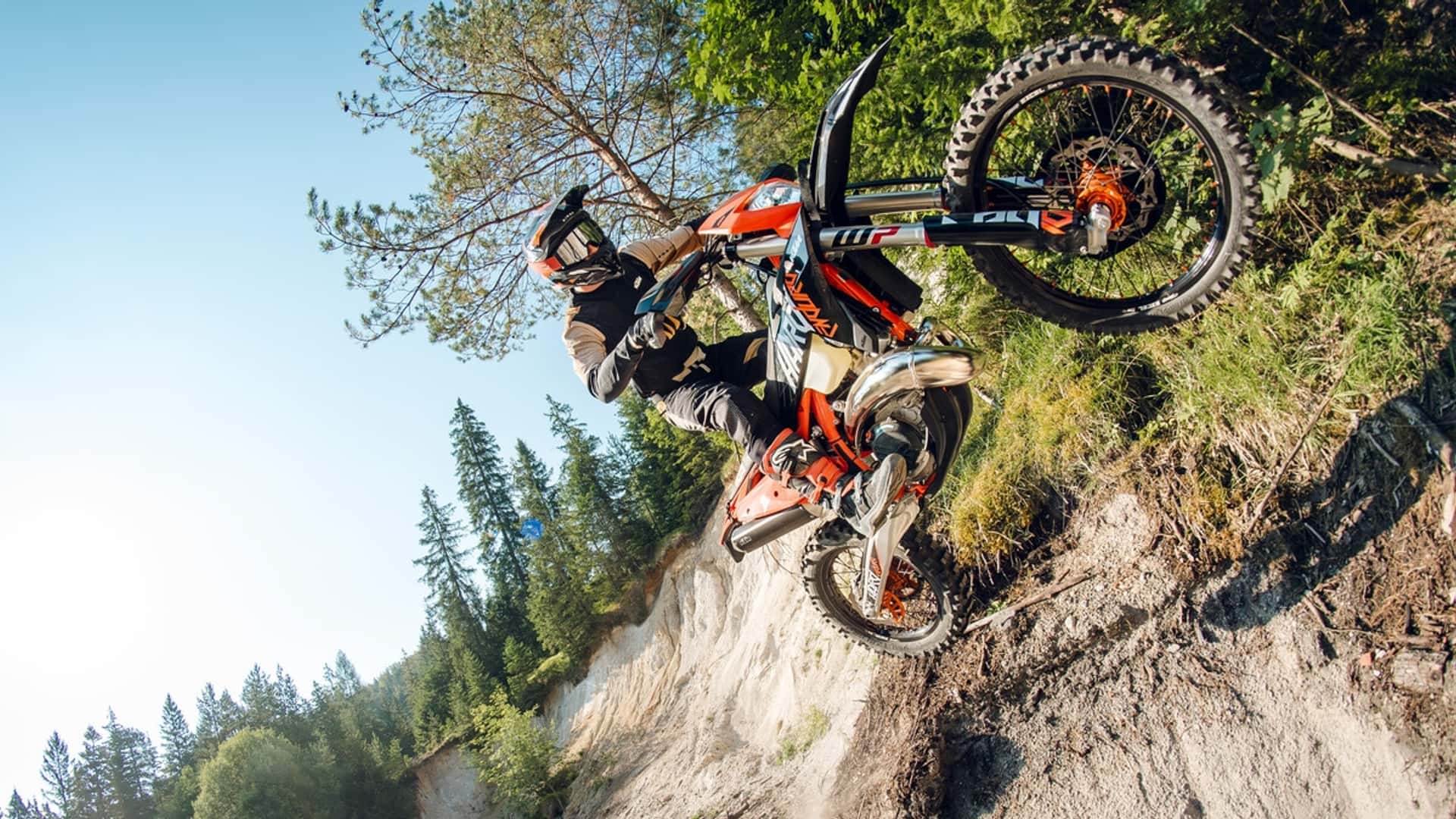 KTM 300 XC-W Hardenduro долає крутий підйом
