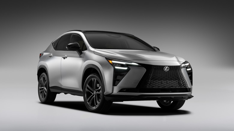Lexus NX 2027: тільки гібрид, більший екран і "сенсорний консьєрж" 1