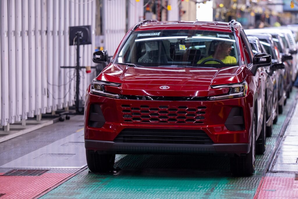 Toyota RAV4: ажіотаж довкола популярного кросовера сягає рівня суперкарів 3 Toyota RAV4: ажіотаж довкола популярного кросовера сягає рівня суперкарів 3
