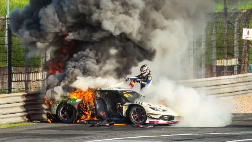 Пілот збив перешкоду, щоб врятувати суперника з палаючого Ferrari 1