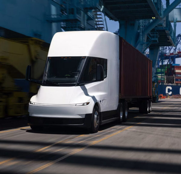 Tesla поновила відвантаження електричних вантажівок Semi, але приховує деталі