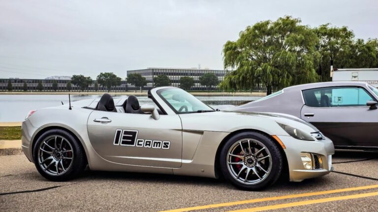 Чи вартий Saturn Redline Roadster 2007 року своїх $7,500? 8