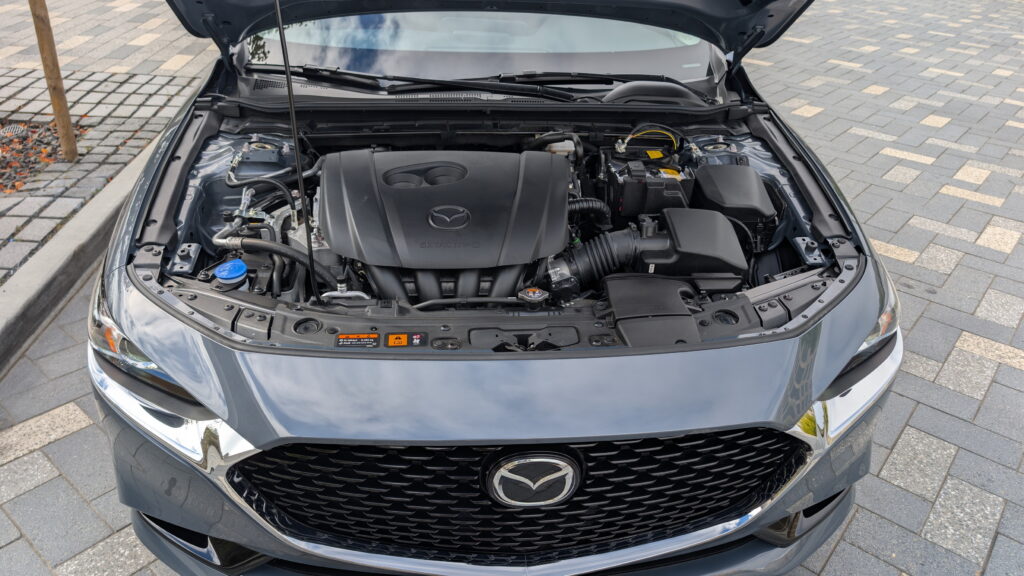 Mazda3 2026: Седан, що доводить актуальність компактних авто 3