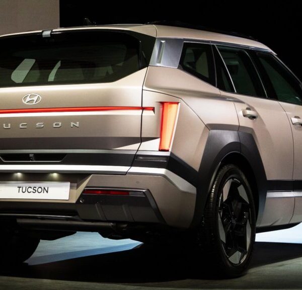 Hyundai Tucson автоматично виїжджає з паркувального місця заднім ходом