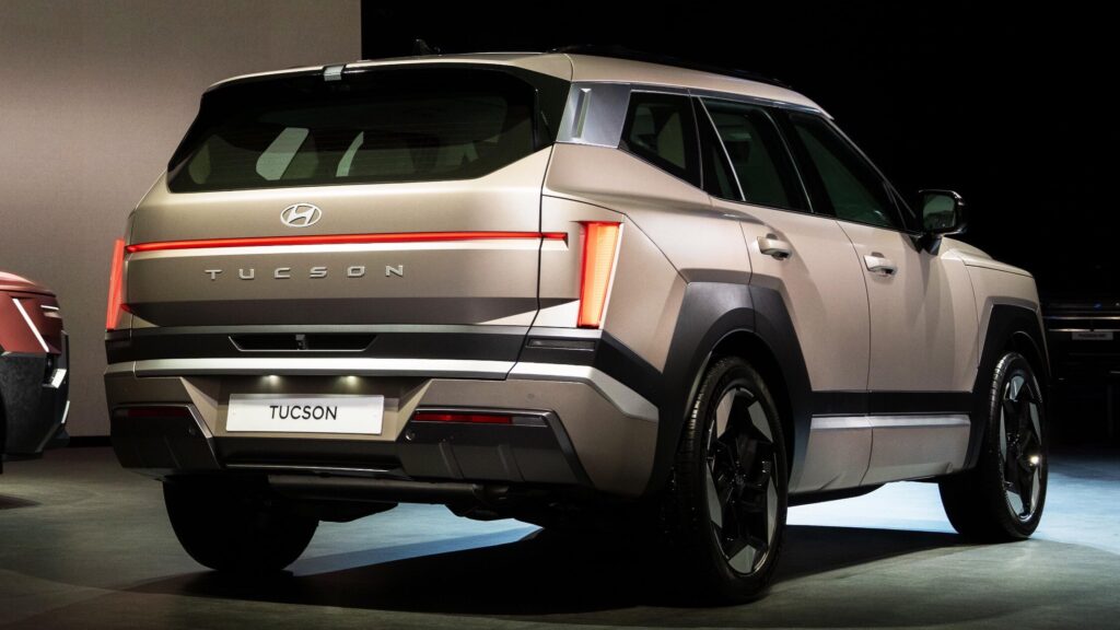 Hyundai Tucson автоматично виїжджає з паркувального місця заднім ходом 1