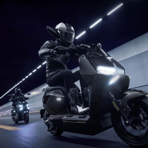 Електросамокат з ABS, контролем тяги та моніторингом сліпих зон