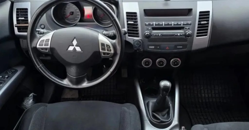 Mitsubishi Outlander 2008 з мінімальним пробігом продають в Україні: скільки коштує 4