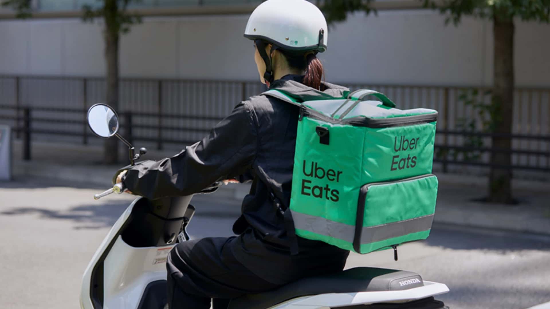 Кур'єр Uber Eats на мотоциклі