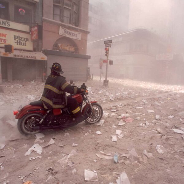 Легендарний мотоцикл з фотографії 11 вересня вирушає до музею Harley-Davidson