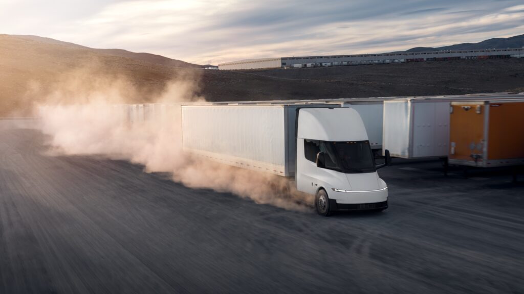 Tesla поновила відвантаження електричних вантажівок Semi, але приховує деталі 3