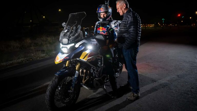 Сам Сандерленд вирушив у навколосвітню подорож на новій Triumph 6