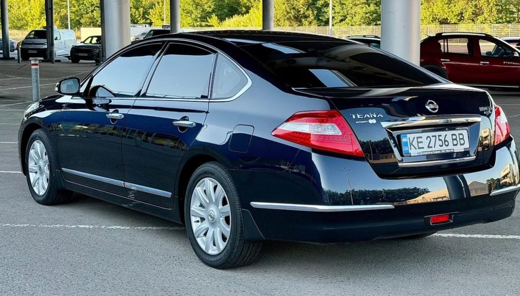 Nissan Teana 2008 року з пробігом 20 тисяч км продають у Дніпрі: скільки коштує авто в стані нового 2