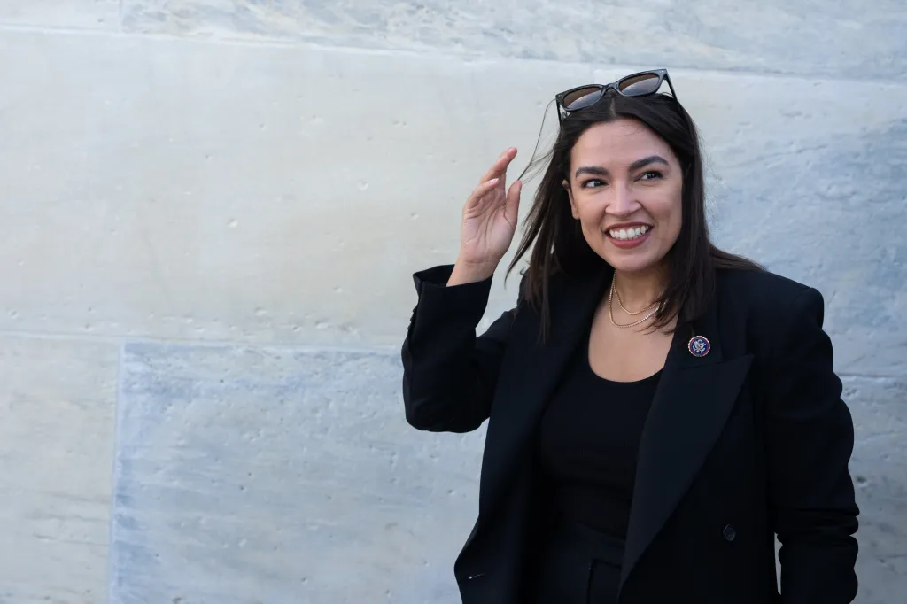 Друзі Джека Кеннеді Шлоссберга хочуть познайомити його з AOC: ось його реакція 2 Друзі Джека Кеннеді Шлоссберга хочуть познайомити його з AOC: ось його реакція 2