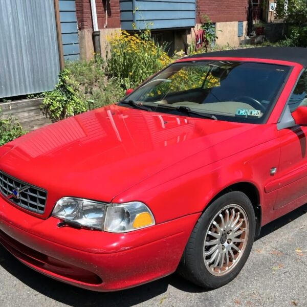 За 2300 доларів: чи готові ви взятися за реставрацію Volvo C70 2004 року?