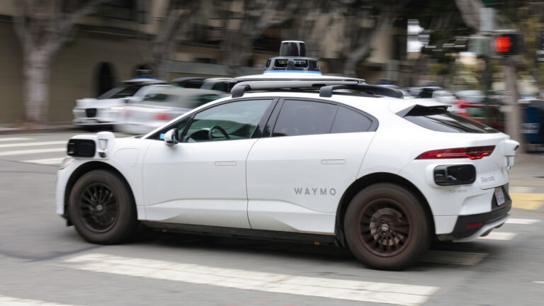 Міннеаполіс вимагатиме присутності водія в авто Waymo 3