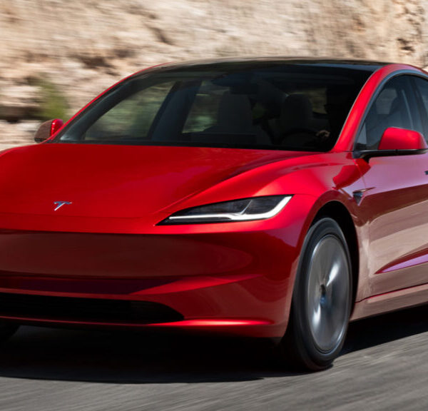 Tesla змінює назву “Повністю автономне водіння” на “Допоміжне водіння” в Європі