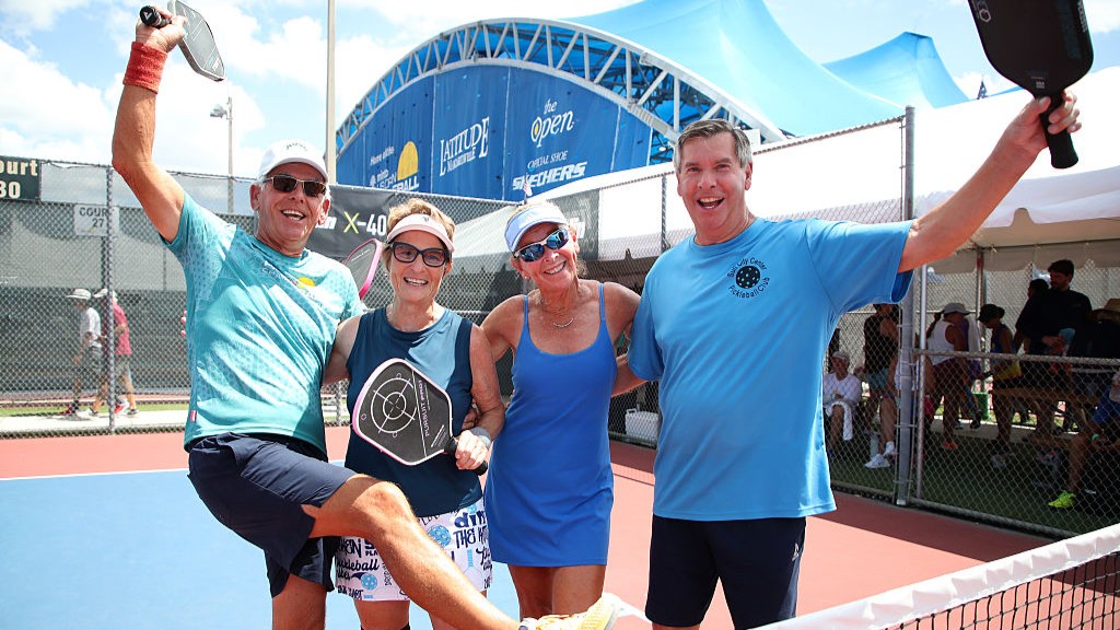 Гравці в піклбол позують для фотографії під час Чемпіонату США з піклболу 2025 року.