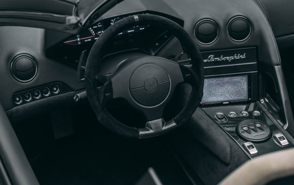 Lamborghini Reventon: ексклюзивний родстер з мізерним пробігом виставлено на продаж 4 Lamborghini Reventon: ексклюзивний родстер з мізерним пробігом виставлено на продаж 4